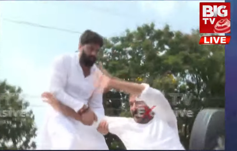 bigtvtelugu's tweet image. హైదరాబాద్‌: గన్‌పార్క్‌ వద్ద రేవంత్‌రెడ్డి అరెస్ట్‌
రేవంత్‌రెడ్డిని అదుపులోకి తీసుకున్న పోలీసులు
రేవంత్‌ను గాంధీభవన్‌ తరలించిన పోలీసులు
ప్రమాణం చేసేందుకు..
అమరవీరుల స్థూపం వద్దకు వచ్చిన రేవంత్
2 రోజుల క్రితం సీఎం కేసీఆర్‌కు సవాల్ విసిరిన రేవంత్
#revanthreddy #Revanthreddyarrest…