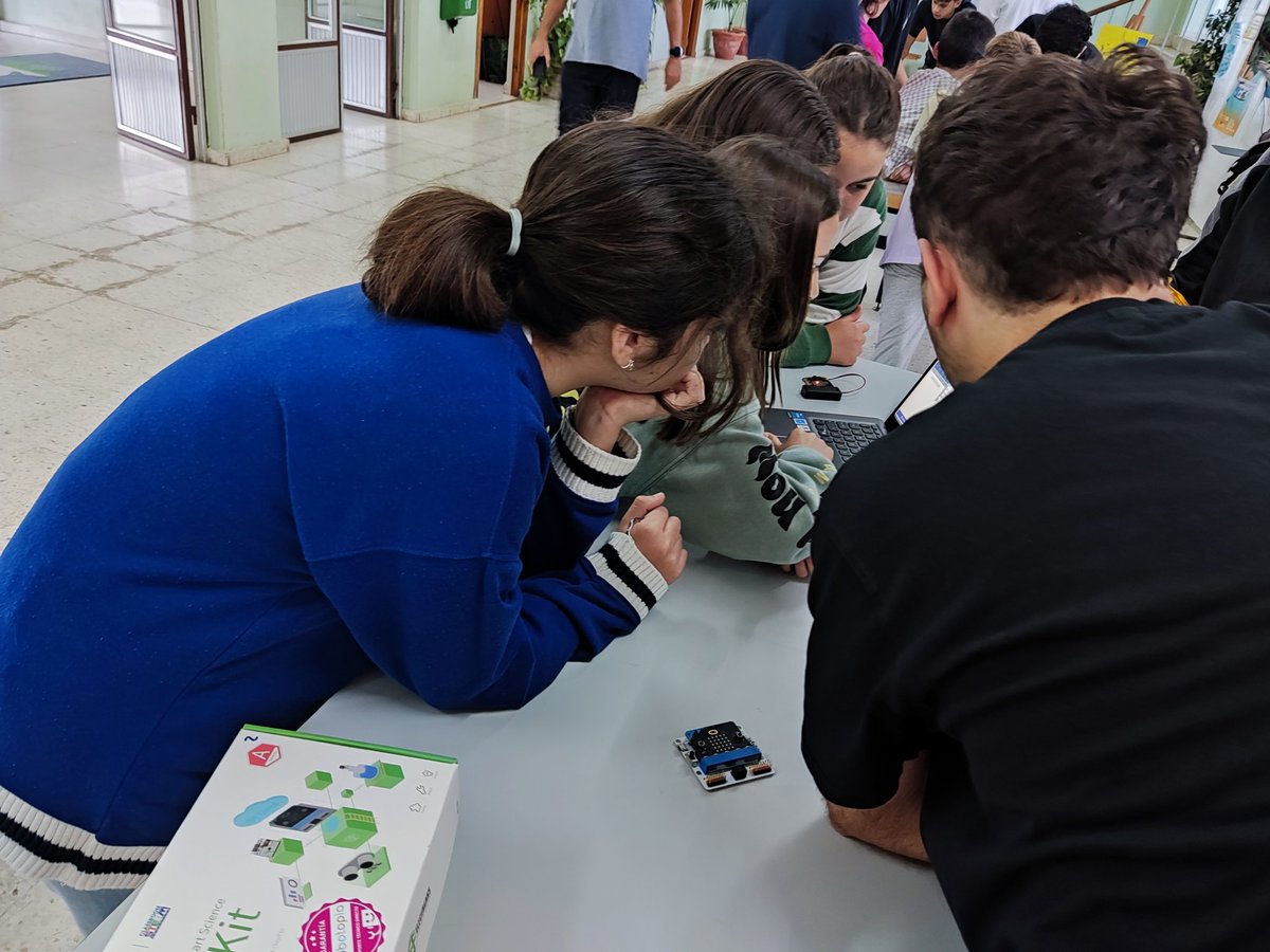 JEnriqueAgudo's tweet photo. Comenzamos nuestras actividades #Codeweek Microbit, Escornabot, juegos Inteligencia artificial, etc. En el @IesSuarez @CodeWeekEU
@fmasero https://t.co/UBilk7a4p0