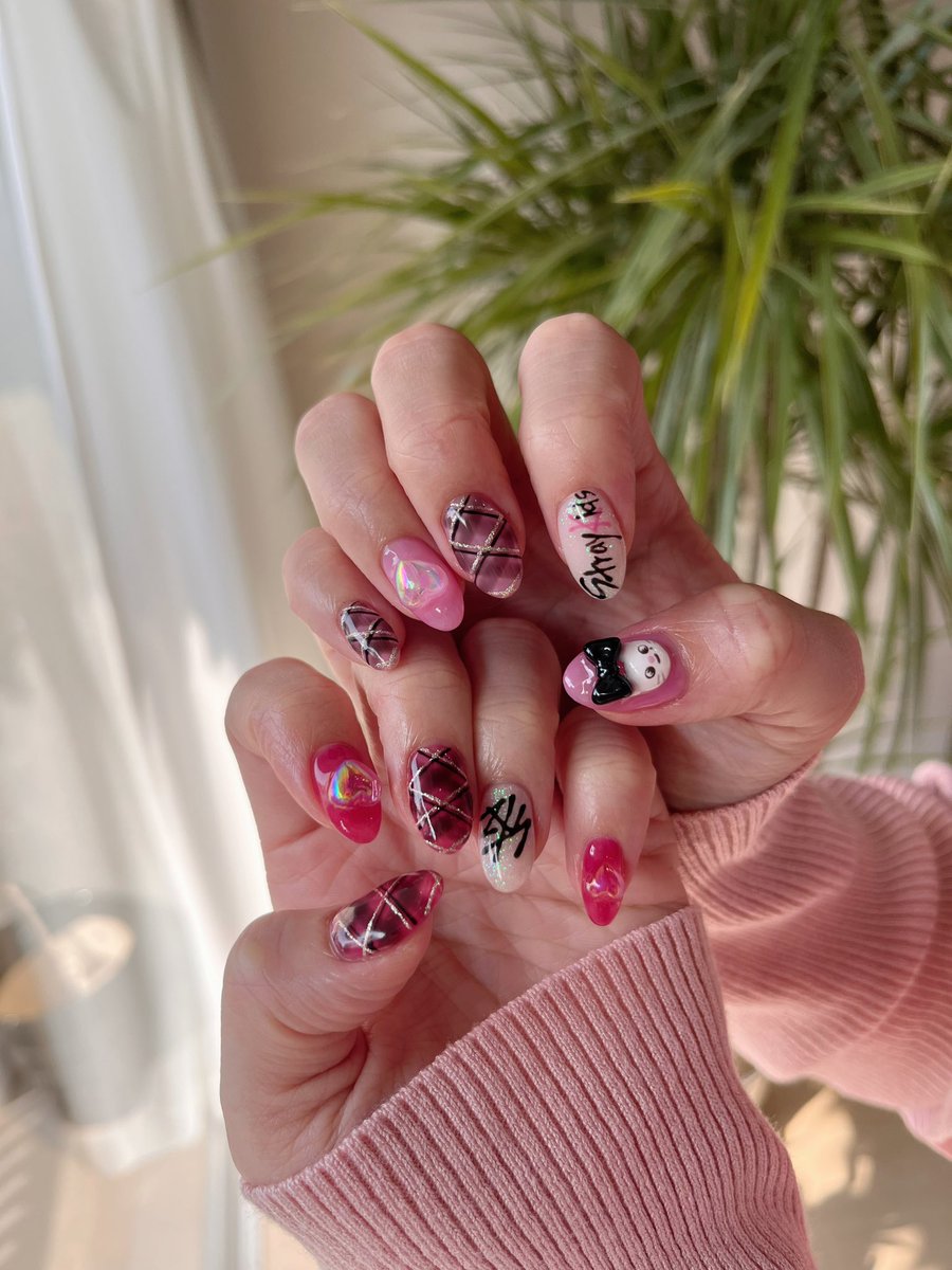 mireii301's tweet photo. Stray Kids 5-STAR nail★★★★★
Seoul Special &amp; 樂-STAR ver.❤️🖤🩷

初めて🖤入れた🥹💞
ROCKに🎸🤘(ロックとは)

今回もジニレット作ってもらったよ〜🎀

久々のスキズネイルあがる...❤️‍🔥
楽しみ〜💞💞💞 https://t.co/EkQXZuxbL6