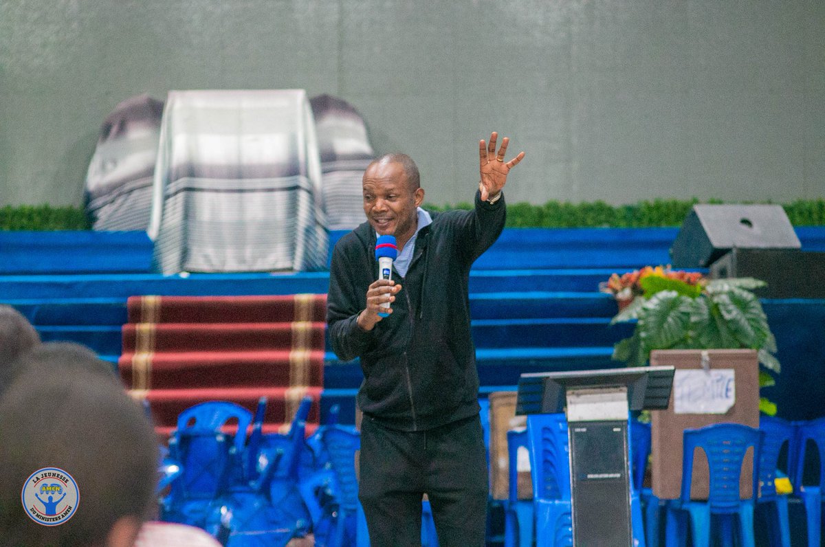 DuJeunesse's tweet image. #VEILLÉE_DE_JEUNES
~~~~~~~~~~~~~
#EXHORTATION

"En ce jour, Dieu change la dimension de ta vie, il suffit juste de lui donner ton corps comme un sacrifice vivant et de te consacrer à lui, alors il changera et mettra des nouvelles vertus en toi."

#EV_PAPY_MALEKAMA