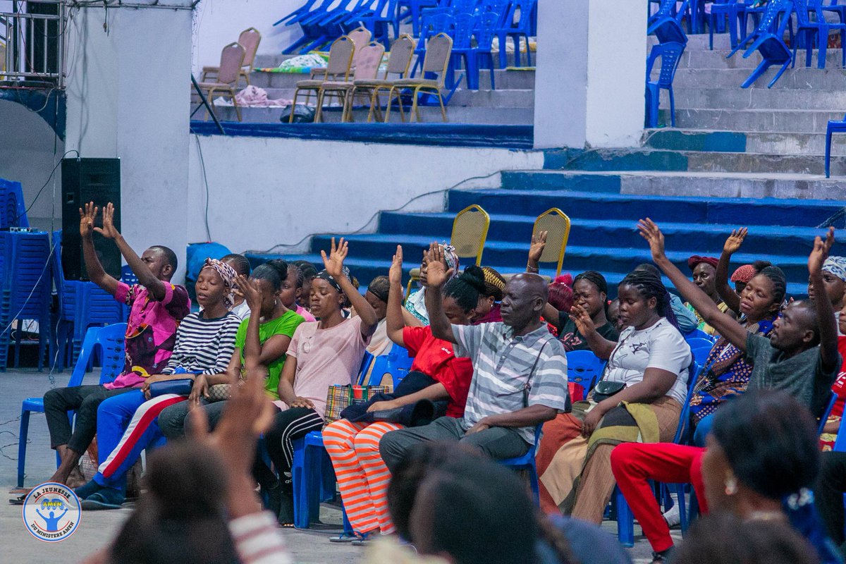 DuJeunesse's tweet image. #VEILLÉE_DE_JEUNES
~~~~~~~~~~~~~
#EXHORTATION

"En ce jour, Dieu change la dimension de ta vie, il suffit juste de lui donner ton corps comme un sacrifice vivant et de te consacrer à lui, alors il changera et mettra des nouvelles vertus en toi."

#EV_PAPY_MALEKAMA