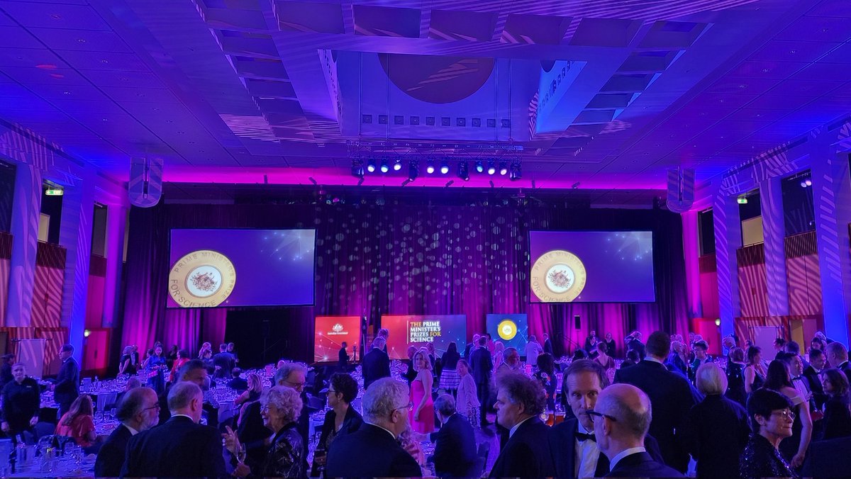 Surreal to be invited to the presentation of the Prime Minister's Prizes for Science. How could I pass up a black tie dinner in the Great Hall of Parliament House! 

Loved celebrating STEM in Australia and to meet so many incredible scientists. Congrats to the winners! #PMPrizes