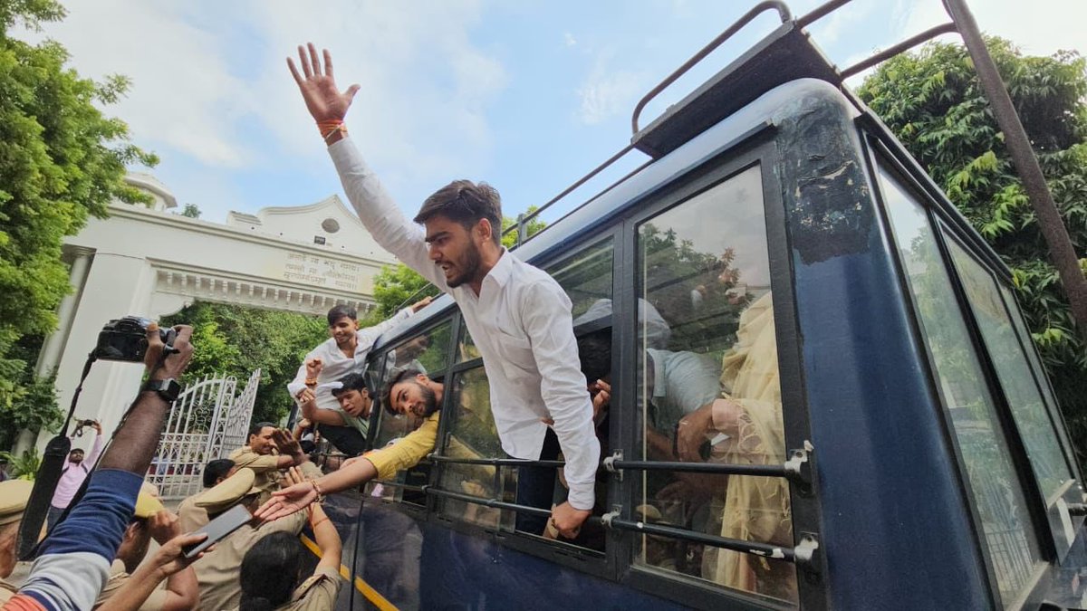 newstrackmedia's tweet photo. लखनऊ।लखनऊ विश्वविद्यालय में छात्र संघ बहाली की माँग को लेकर लखनऊ विश्वविद्यालय के छात्रों ने किया प्रदर्शन।

पुलिस ने छात्रों को हिरासत में लेकर भेजा ईकोगार्डन।

#Lucknow @lkouniv #UttarPradesh https://t.co/2bIibzenbb