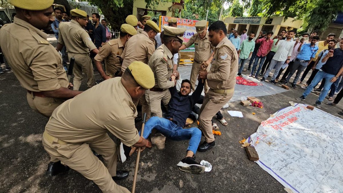 newstrackmedia's tweet photo. लखनऊ।लखनऊ विश्वविद्यालय में छात्र संघ बहाली की माँग को लेकर लखनऊ विश्वविद्यालय के छात्रों ने किया प्रदर्शन।

पुलिस ने छात्रों को हिरासत में लेकर भेजा ईकोगार्डन।

#Lucknow @lkouniv #UttarPradesh https://t.co/2bIibzenbb