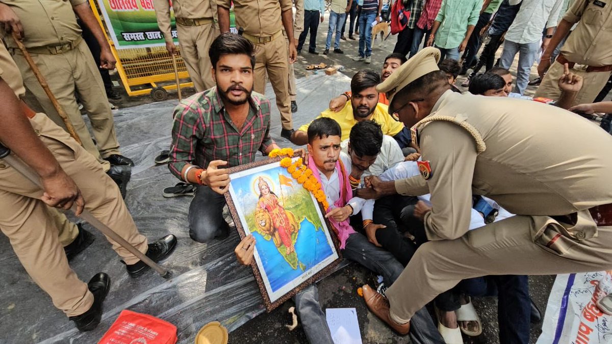 newstrackmedia's tweet photo. लखनऊ।लखनऊ विश्वविद्यालय में छात्र संघ बहाली की माँग को लेकर लखनऊ विश्वविद्यालय के छात्रों ने किया प्रदर्शन।

पुलिस ने छात्रों को हिरासत में लेकर भेजा ईकोगार्डन।

#Lucknow @lkouniv #UttarPradesh https://t.co/2bIibzenbb
