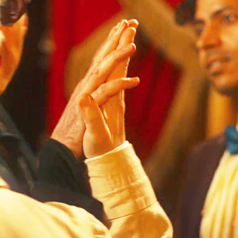 Mimisempai's tweet photo. Quiet, Gentle and Romantic Omens - Day  80

Crowley who is unable to keep his hand flat against Azirphale's. We're fixated on the little finger wrapping around the hand, but in the second turn he does it with all fingers.

#RenewGoodOmens #GoodOmens2 https://t.co/bwkfq4aBRZ