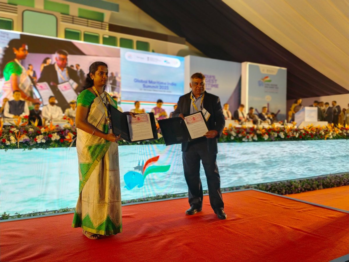 As part of the #GlobalMaritimeIndiaSummit, MoU signed with @KamarajarPort to Upgrade & enhancement of VTMS and Implementation of Technology Products - Smart Docking AID & Buoys & Capital Dredging Phase-VI works. #NTCPWC #IITM #GMIS2023 #VTMS