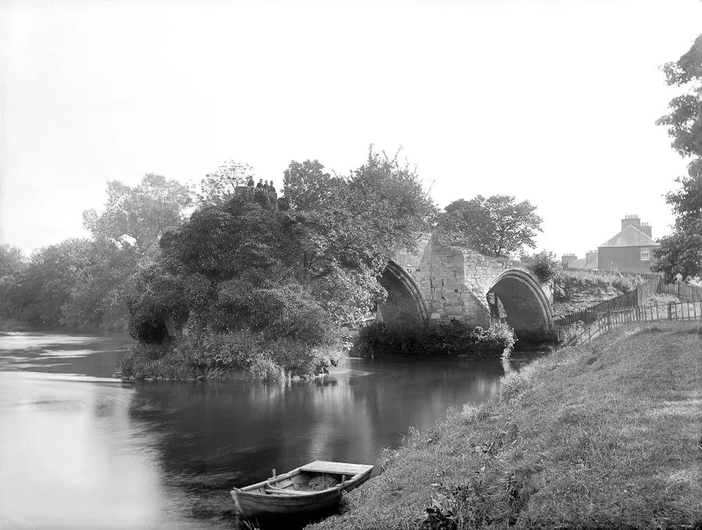 perthartgallery's tweet photo. View of the Auld Brig' O Earn, an important late 15th- or early 16th-century bridge spanning the River Earn. The bridge was partly dismantled after 1822 upon the completion of a new bridge some 180m upstream before being demolished in 1976.
#MagnusJackson Collection Ref: MJ2175 https://t.co/c6S5SLoTQ7