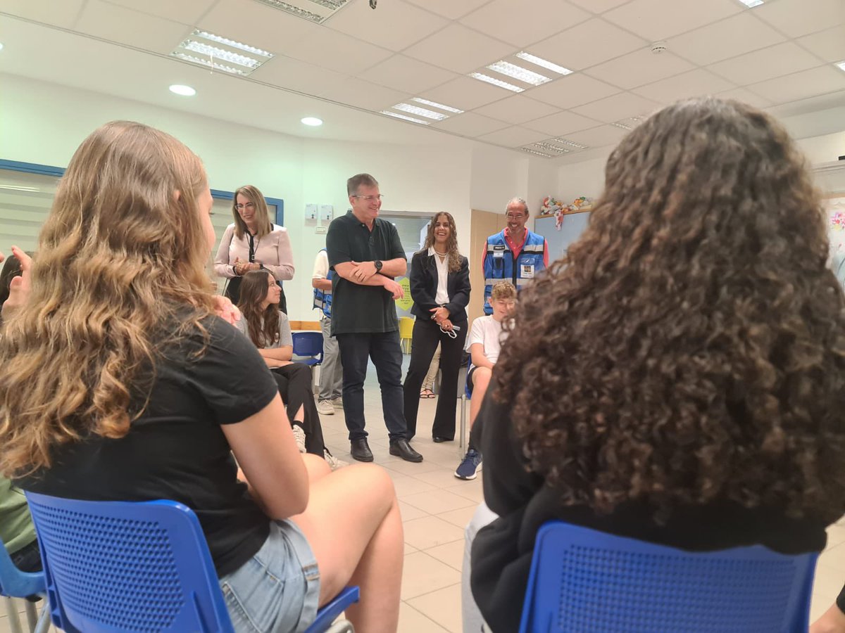 שר החינוך יואב קיש ביקר הבוקר בבי"ס הראשונים באבן יהודה ובבי"ס ונצואלה בתל אביב כחלק מחזרת מערכת החינוך לשגרת לימודים בחירום.
עד כה רוב מוסדות החינוך עדיין מלמדים בצורה מקוונת, השאיפה של משרד החינוך היא שכמה שיותר מוסדות חינוך יחזרו ללמד בצורה פרונטלית אם הדבר מתאפשר.