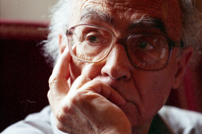 “Israel es rentista del Holocausto” 🔙 Tras visitar Ramala en 2002, José Saramago (Nobel de Literatura) concedió esta entrevista en la que reflexiona sobre el apartheid en Israel. 🗣️ Reproducimos una parte de aquella conversación que, lamentablemente, mantiene una vigencia…