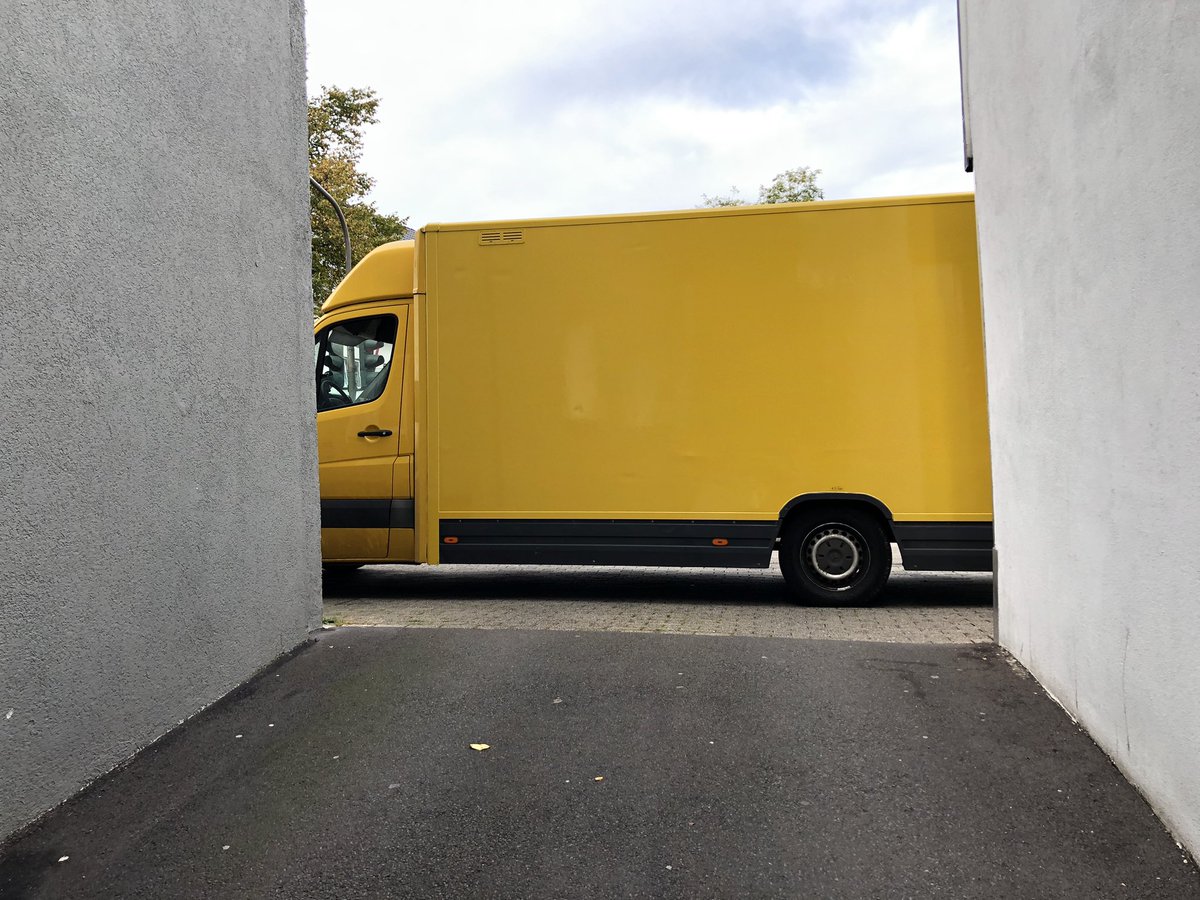 TedH144's tweet photo. Werte @DHLPaket , wann bringen sie ihren Mitarbeitern endlich bei, dass es extrem unhöflich und nervend ist, wenn man anderen Leuten  WIEDERHOLT die Hofausfahrt (20 Parkplätze) zuparkt?!
Es reicht langsam! https://t.co/GUULs6GCnI