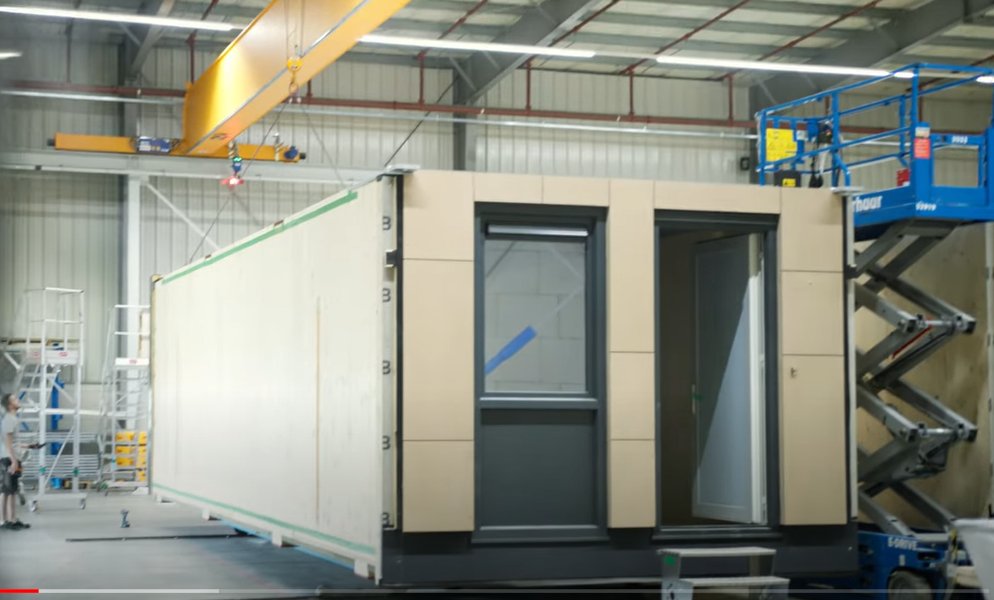 Tijdens de Dag van de Bouwkostendeskundige op 2/11, gaan we op het bijzondere terrein van de Perfomance Factory ook op projectbezoek! Iov <a href="/Domijn/">Domijn</a> bereidt de bouwer 185 massief houten, kant-en-klare appartementen voor in hun fabriek om daar te plaatsen. bit.ly/3ZfdOKk