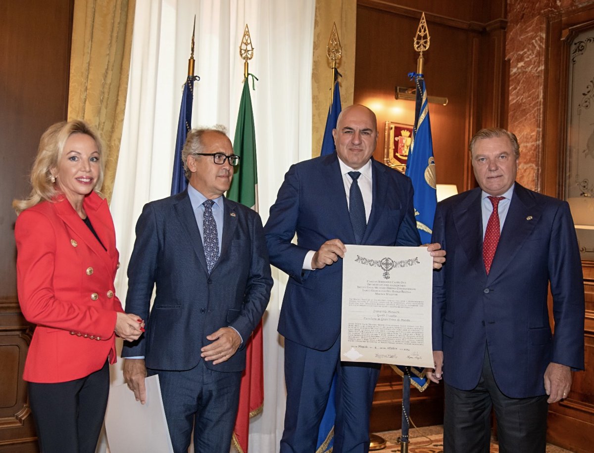 Roma, 16 ottobre 2023 -  S.A.R. il Principe Carlo di Borbone delle Due Sicilie, Duca di Castro e Gran Maestro, accompagnato da S.A.R. la Principessa Camilla di Borbone delle Due Sicilie, è stato ricevuto dal Ministro della Difesa, l’Onorevole Guido Crosetto.