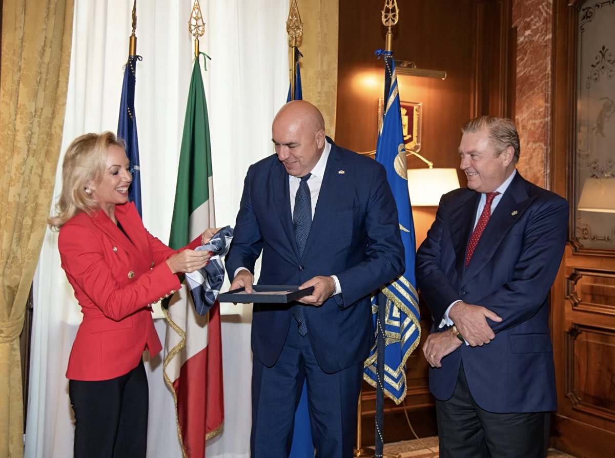RealCasaBorbone's tweet photo. Roma, 16 ottobre 2023 -  S.A.R. il Principe Carlo di Borbone delle Due Sicilie, Duca di Castro e Gran Maestro, accompagnato da S.A.R. la Principessa Camilla di Borbone delle Due Sicilie, è stato ricevuto dal Ministro della Difesa, l’Onorevole Guido Crosetto. https://t.co/lSkMZmc0rQ