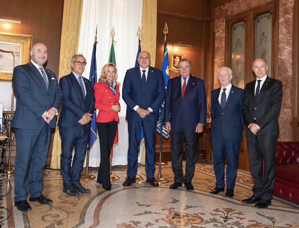 RealCasaBorbone's tweet photo. Roma, 16 ottobre 2023 -  S.A.R. il Principe Carlo di Borbone delle Due Sicilie, Duca di Castro e Gran Maestro, accompagnato da S.A.R. la Principessa Camilla di Borbone delle Due Sicilie, è stato ricevuto dal Ministro della Difesa, l’Onorevole Guido Crosetto. https://t.co/lSkMZmc0rQ