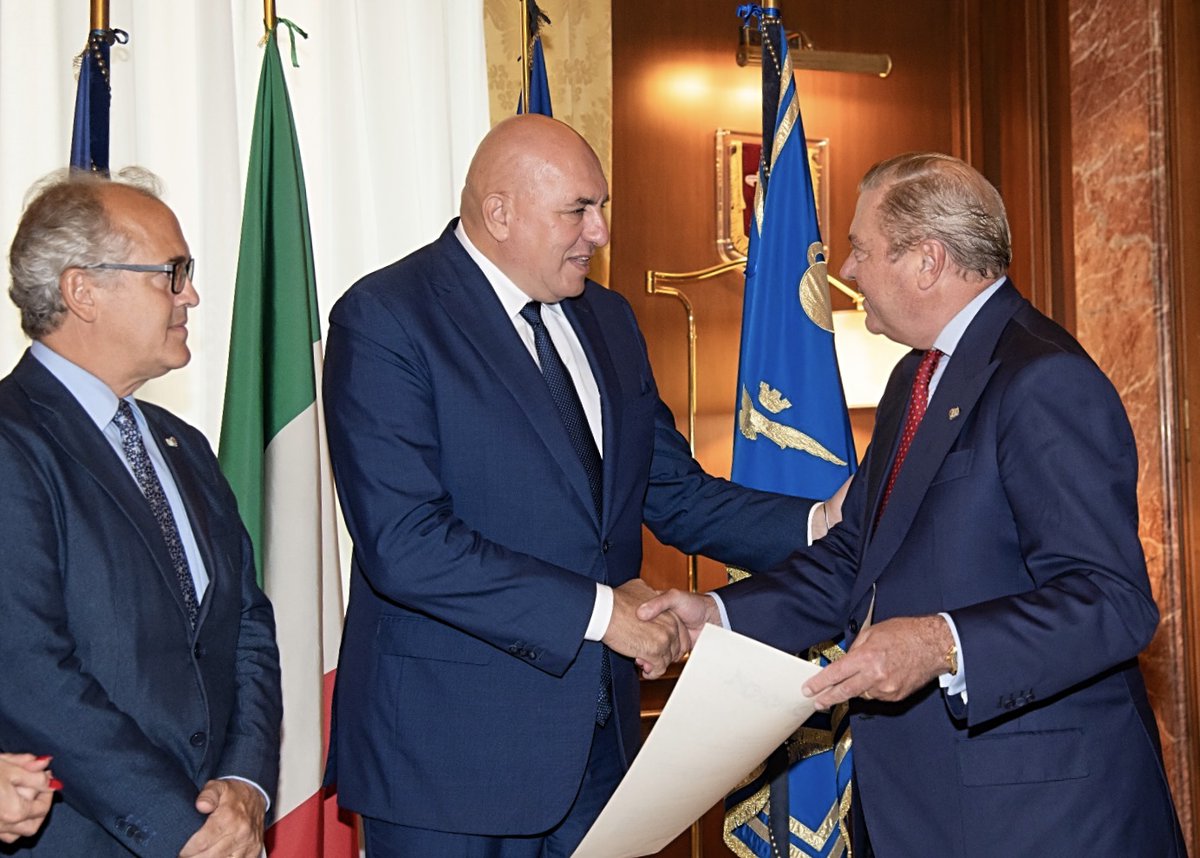RealCasaBorbone's tweet photo. Roma, 16 ottobre 2023 -  S.A.R. il Principe Carlo di Borbone delle Due Sicilie, Duca di Castro e Gran Maestro, accompagnato da S.A.R. la Principessa Camilla di Borbone delle Due Sicilie, è stato ricevuto dal Ministro della Difesa, l’Onorevole Guido Crosetto. https://t.co/lSkMZmc0rQ