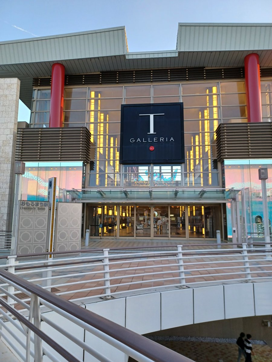 SuzukiVc's tweet photo. 娘達のリクエストで化粧品を買いに免税店。
彼女等にすれば税どころか代金も免除なのだから😇 https://t.co/GC5ymIEhfe