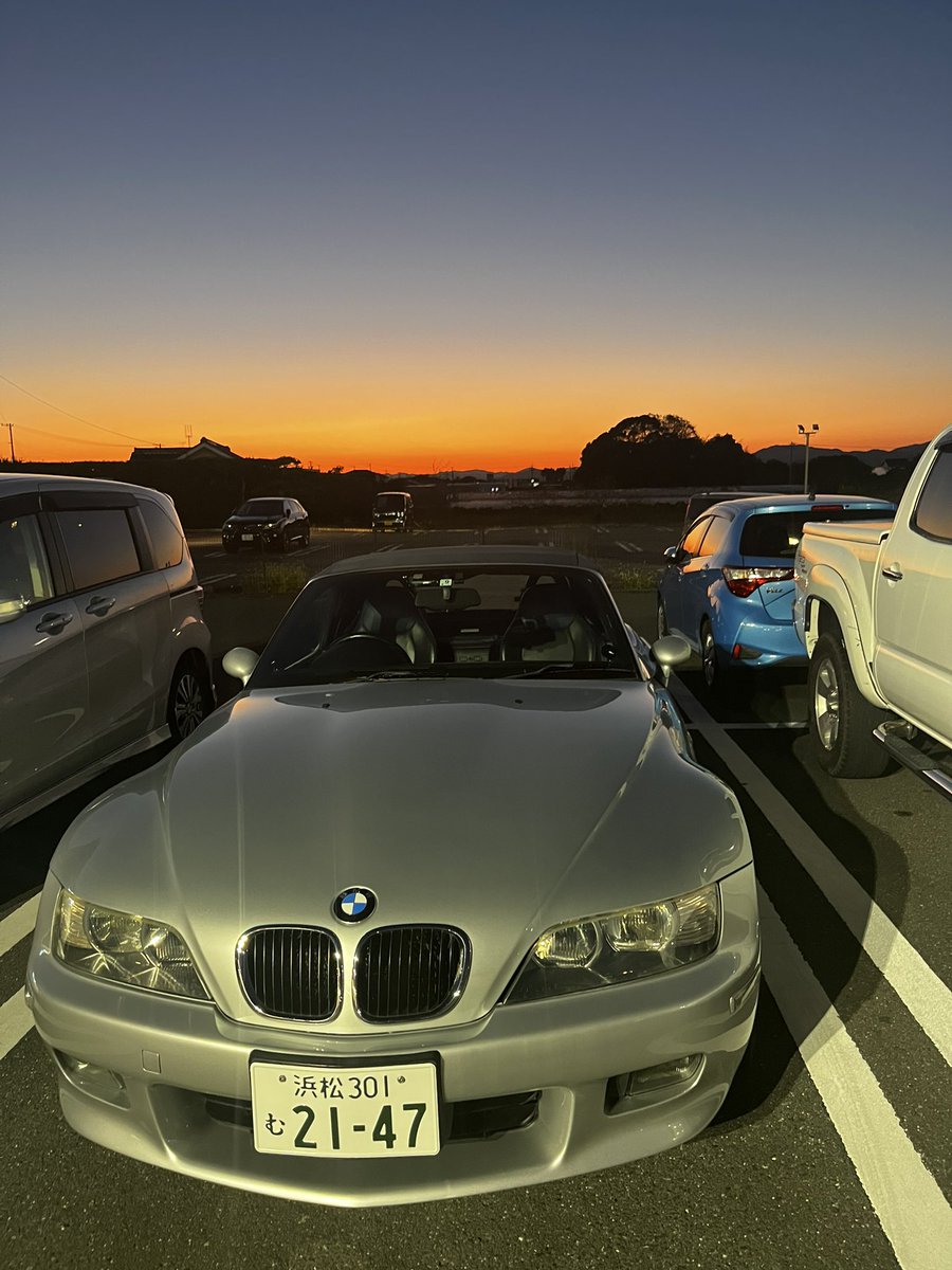 めっちゃ夕焼け。z3かっこいい

#bmw
#bmwz3
#bmwz3roadster
#convertible 
#オープンカーのある生活
#オープンカー
#ネオクラシックカー