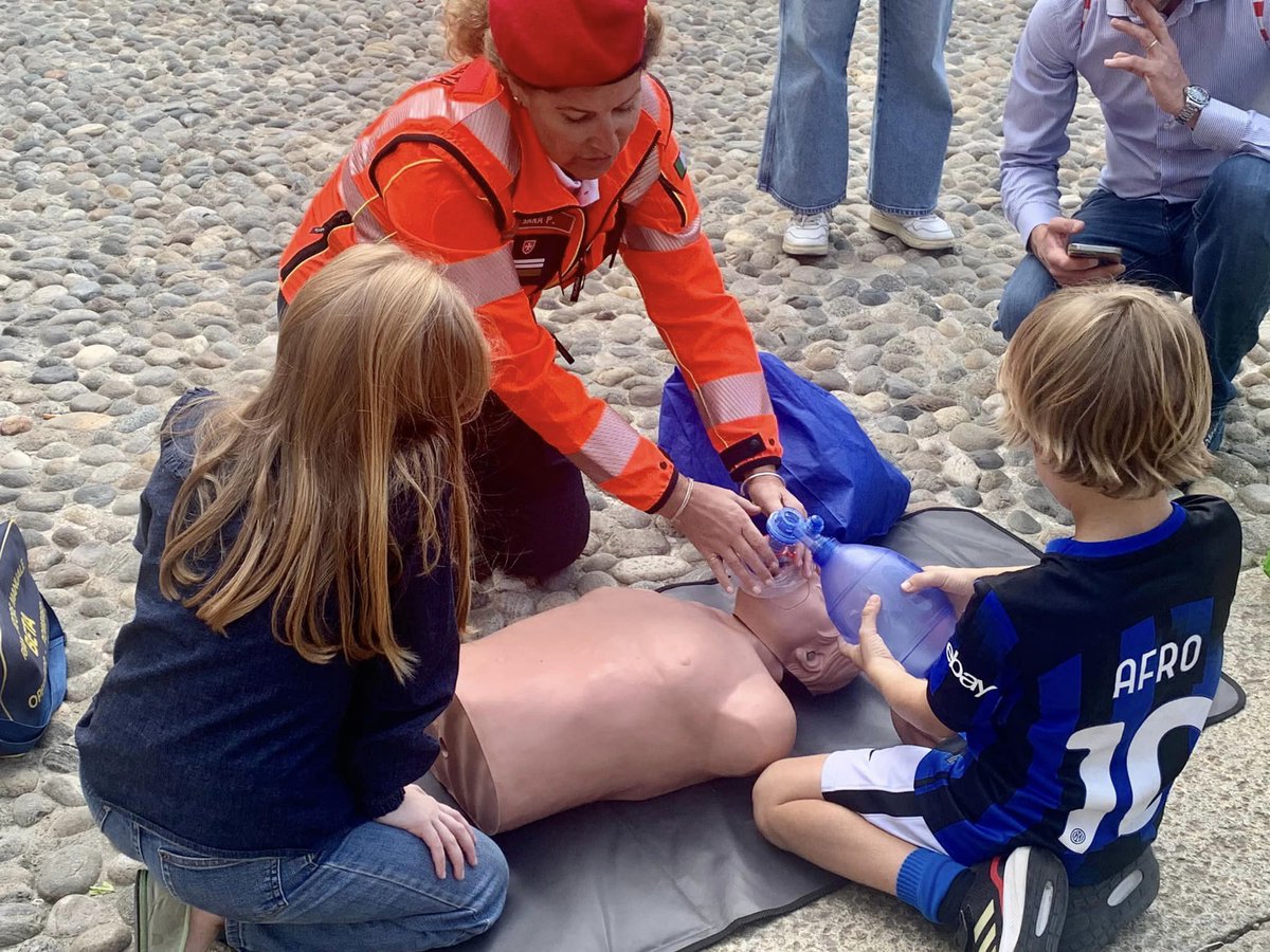 OrdineMaltaRoma's tweet photo. Alcune immagini della Giornata Internazionale dell’Ordine di Malta svoltasi anche a Milano in collaborazione con i volontari del Corpo di Soccorso e i militi del Corpo militare.
#orderofmaltaworldday
#orderofmalta #ordinedimalta_corpomilitare #cisom #cisom_milano #cisomlombardia https://t.co/sYTXil3bL1