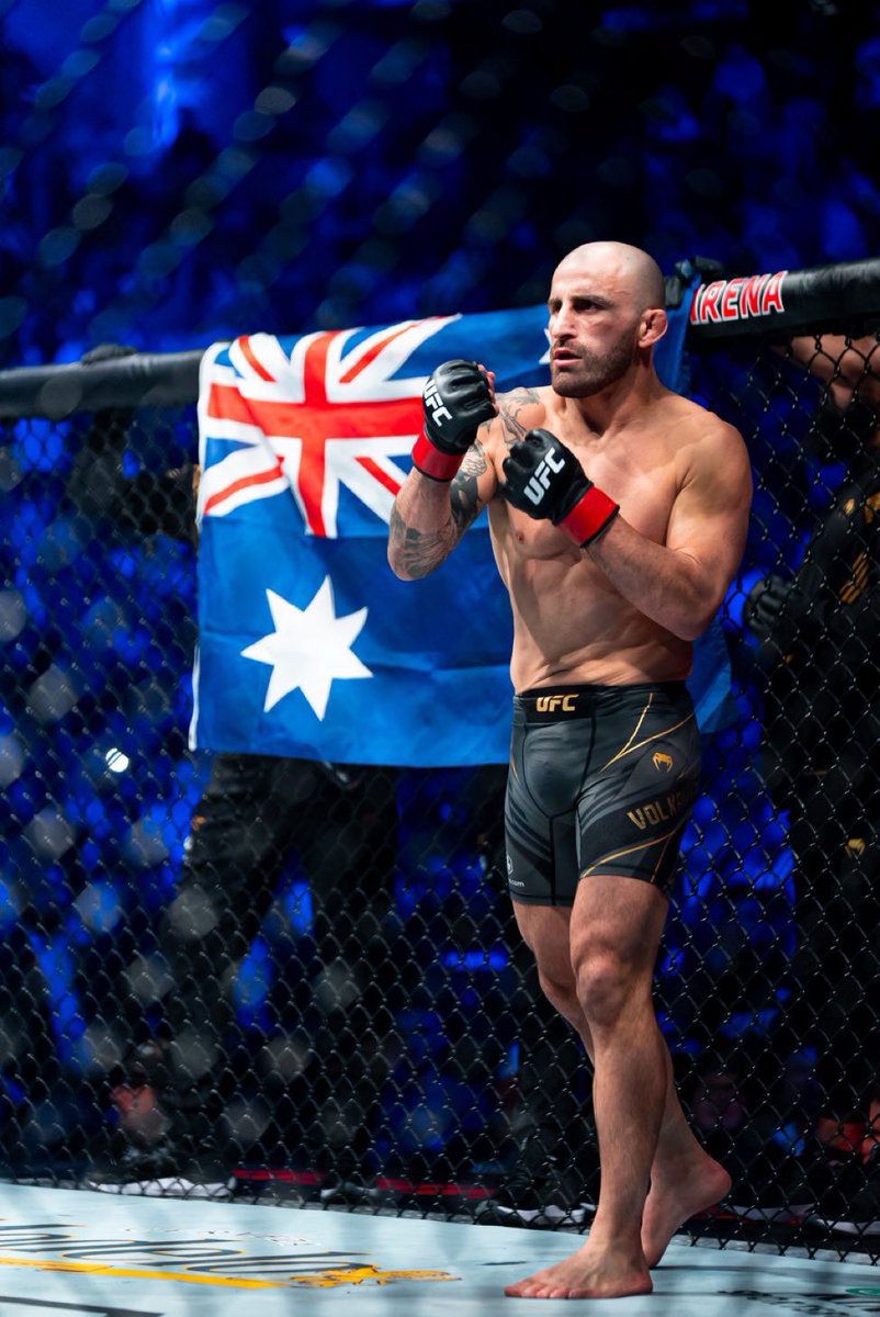 MMArena_'s tweet photo. “Je vais le finir, vous allez voir le Volkanovski le plus dangereux que vous n’ayez jamais vu.”

Alexander Volkanovski est plus que prêt 🥶 https://t.co/cJ5NuXOQNV