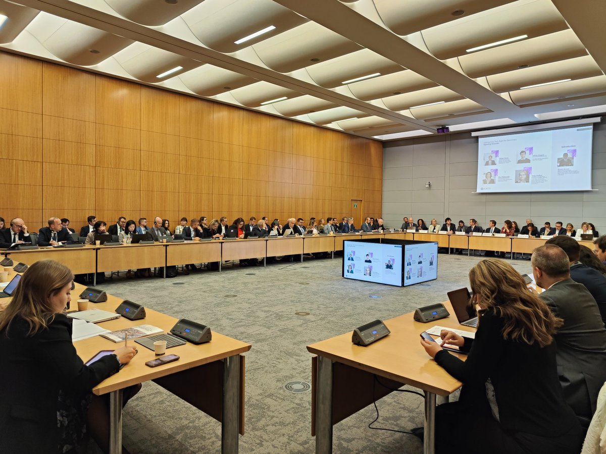 Full room ! We welcome today at the #OECD gov representatives, private sector and civil society to discuss how to make sure #CivicTech is fit for democracy.  

⏬⏬ #thread