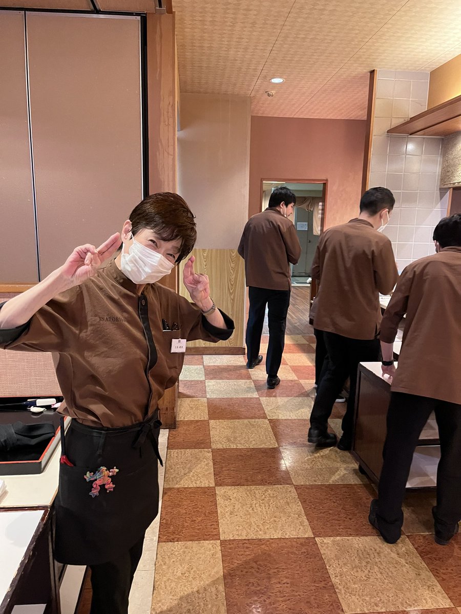 そろそろ夕食の時間だね😄　
さぁ準備！準備！
秋献立もお客様によろこんでもらえるかなぁ　
さぁ　がんばろ

#レストラン　#お支度　#就活