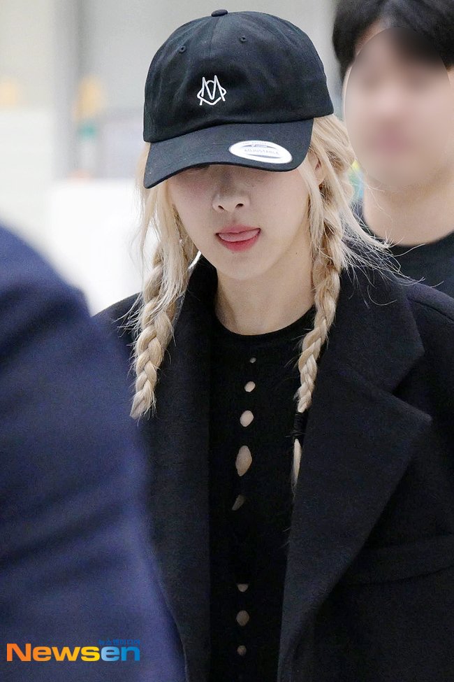 RoseDCgallery's tweet photo. 231017 로제 ICN 입국 기사사진 모음

🔗 https://t.co/eHdpAdfVeX
🔗 https://t.co/11MYwS4N0Y
🔗 https://t.co/l6fbdlX9u8
🔗 https://t.co/VoUK3H6BsT

#로제 #ROSÉ #블랙핑크 #BLACKPINK https://t.co/IP2qzite45