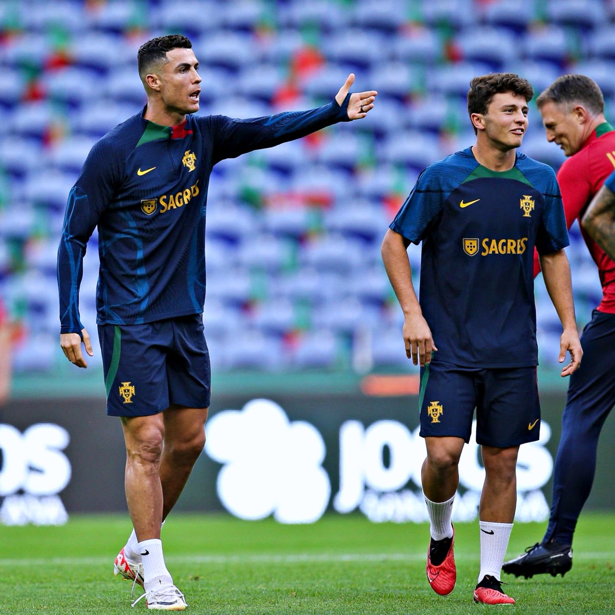 “Ronaldo estava a jogar o Euro 2004 e eu ainda não era nascido, agora treino com ele. É algo engraçado de se contar, é um sonho” – João Neves