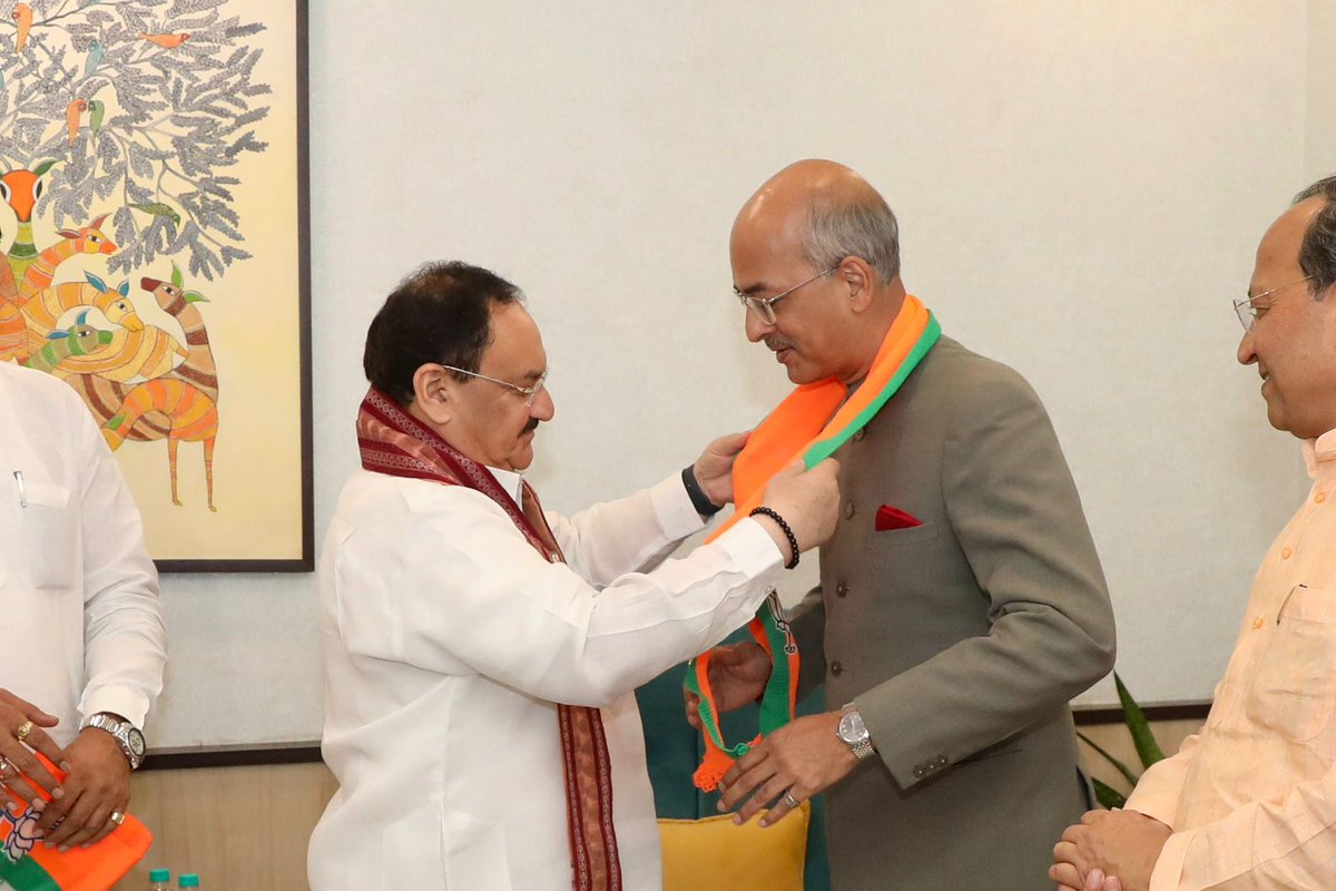 JPNadda's tweet photo. श्रद्धेय महाराणा प्रताप जी के वंशज श्री विश्वराज सिंह मेवाड़ जी और करणी सेना के संस्थापक स्व. लोकेंद्र सिंह कालवी जी के सुपुत्र श्री भवानी सिंह कालवी जी का भाजपा परिवार में हार्दिक स्वागत करता हूँ।

मुझे पूर्ण विश्वास है कि आप सभी के साथ आने से आदरणीय प्रधानमंत्री श्री @narendramodi के नेतृत्व में 'विकसित भारत निर्माण' के हमारे उद्देश्यों व राजस्थान के सर्वांगीण विकास के संकल्प को और मजबूती मिलेगी।