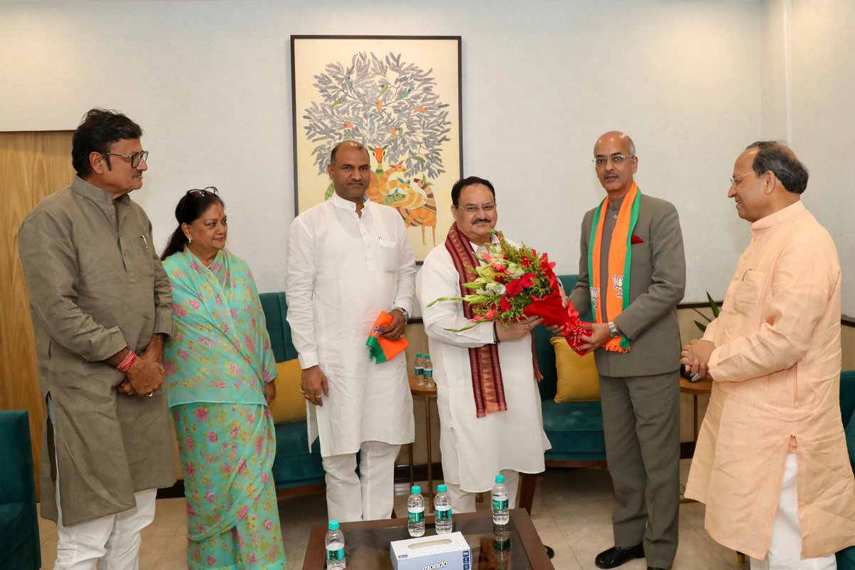 JPNadda's tweet photo. श्रद्धेय महाराणा प्रताप जी के वंशज श्री विश्वराज सिंह मेवाड़ जी और करणी सेना के संस्थापक स्व. लोकेंद्र सिंह कालवी जी के सुपुत्र श्री भवानी सिंह कालवी जी का भाजपा परिवार में हार्दिक स्वागत करता हूँ।

मुझे पूर्ण विश्वास है कि आप सभी के साथ आने से आदरणीय प्रधानमंत्री श्री @narendramodi के नेतृत्व में 'विकसित भारत निर्माण' के हमारे उद्देश्यों व राजस्थान के सर्वांगीण विकास के संकल्प को और मजबूती मिलेगी।