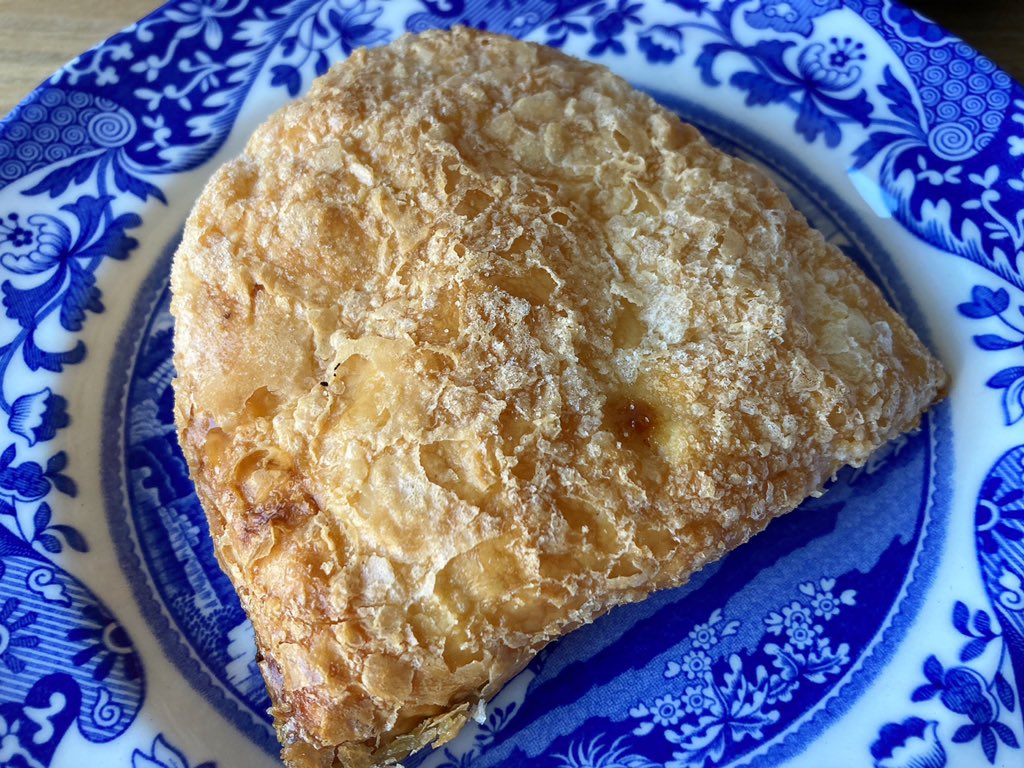 ファーラーズのレイクランドスペシャルとダンズベーカリーのレモンカードとカスタードのターンオーバー☕️🫖🍋🥧甘酸っぱいフィリングにサクサクのパイ生地と、するする飲めるやさしいミルクティー！おいしかったです☺️

#茶好連 #英国フェア2023