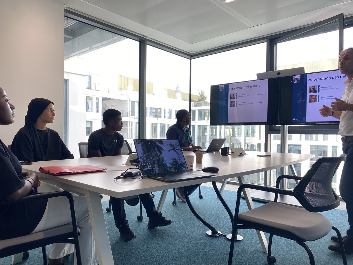 arteliagroup's tweet photo. 🚀 [#SmartCity2023] Artelia, en partenariat avec @EllesBougent, a ouvert les portes de l'ingénierie aux lycéennes de Saint-Ouen et Créteil lors de la Smart City Week. Elles ont exploré divers aspects des métiers de l'ingénierie et posé des questions importantes.

#ingénieure https://t.co/xb9ABl81GA