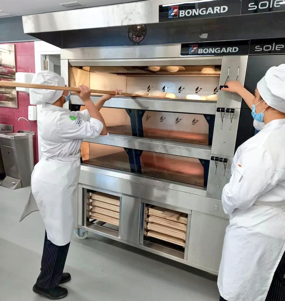 InsAlimentsBCN's tweet photo. 🥖🍞 Ahir va ser el #DiaMundialDelPa. Al cicle formatiu de Forneria, Pastisseria i Confiteria, ho és cada dia.

👩🏻‍🍳👨🏽‍🍳 Fer pà és un plaer. Fer-ho amb l'equipament innovador de l'Institut dels Aliments i amb docents experts és fàcil i engrescador.

#Forns #Forneria #Fleques #FPDual https://t.co/lDelVD1Ltx