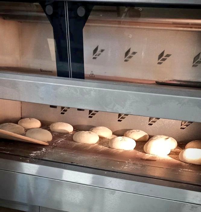 InsAlimentsBCN's tweet photo. 🥖🍞 Ahir va ser el #DiaMundialDelPa. Al cicle formatiu de Forneria, Pastisseria i Confiteria, ho és cada dia.

👩🏻‍🍳👨🏽‍🍳 Fer pà és un plaer. Fer-ho amb l'equipament innovador de l'Institut dels Aliments i amb docents experts és fàcil i engrescador.

#Forns #Forneria #Fleques #FPDual https://t.co/lDelVD1Ltx