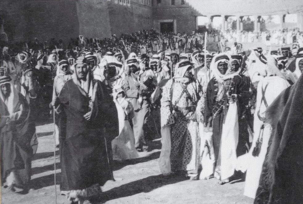 من قصص الملك عبدالعزيز الجميله التي يرويها أمير الفوج الثالث عشر حسن بن ناصر بن غشيّان ويقول فيها:

أن قد اقبلنا على الملك عبدالعزيز نبغى نعرض وأرسلنا واحد للملك عبدالعزيز يقول نبي عرضة قال عبدالعزيز : ما يحصل ، ما من عرضة . احمدوا الله ، واذكروا الله وما في عرضات