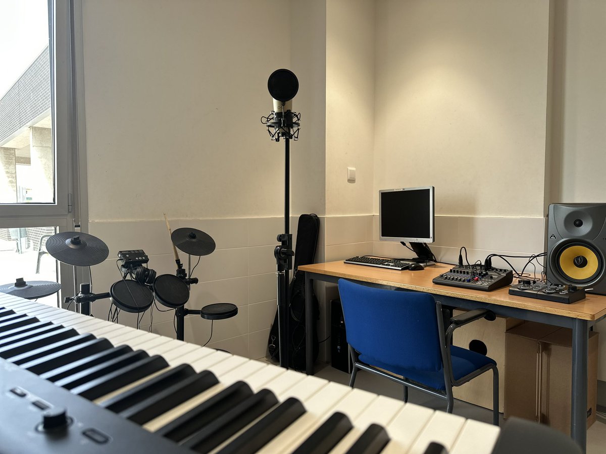 Estamos mejorando los espacios para nuestra Aula del futuro y próximamente tendremos novedades.