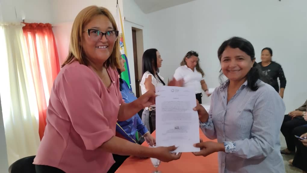 marys_orasma's tweet photo. #DATO | Gracias al Pdte @NicolasMaduro se hizo entrega de credenciales a los Directores y Directoras del municipio San Fernando y la parroquia El Recreo seguimos avanzando por una educación de calidad. @_LaAvanzadora @eduardopiate2 @dcabellor @delcyrodriguezv @info_mppe https://t.co/h0TM0RsoYI