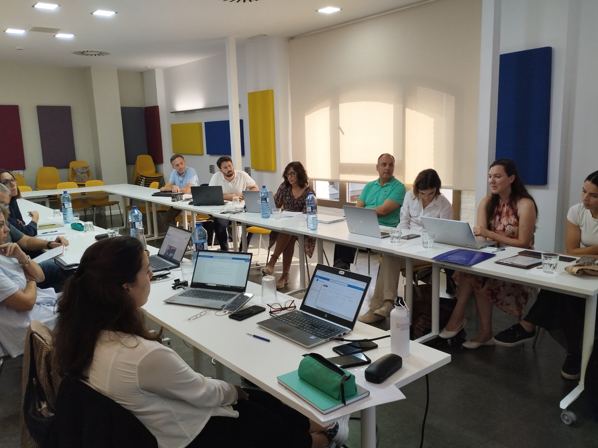 VLCInnovation's tweet image. PROYECTO ✍️Durante dos días vamos a estar trabajando junto a nuestros socios europeos del proyecto europeo #Resil4Care procedentes de Italia, Francia, Grecia y Eslovenia en #LasNaves.
💪Objetivo: Mejorar la salud psicosocial de las personas cuidadoras 👨‍🦳
@EUErasmusPlus