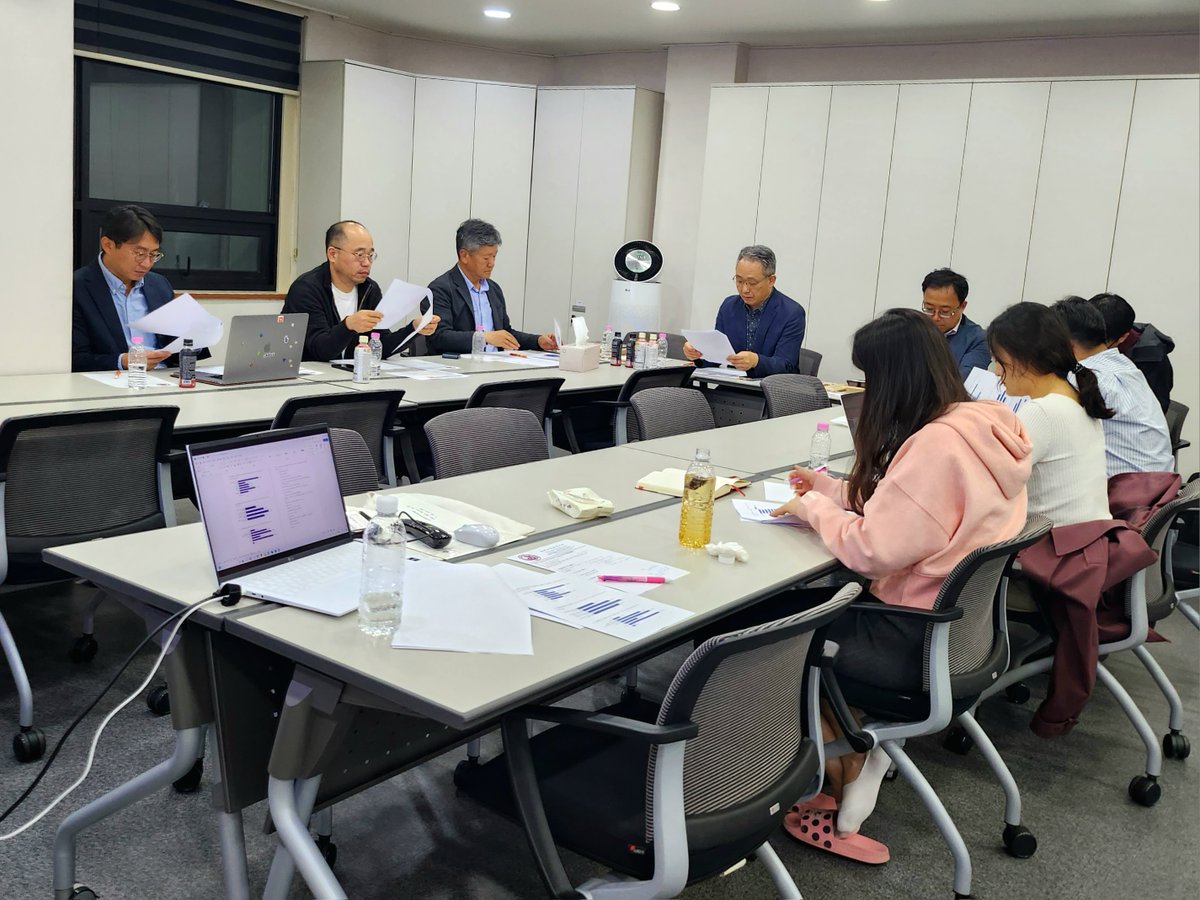 📸 Caught a glimpse of the incredible minds behind the Korean Society of Gynecologic Oncology, gearing up for the groundbreaking #ChemoTIP Workshop in January 2024! 💪🔬 Grateful for their dedication to advancing women's health. 🌸 #GynecologicOncology #Chemotherapy #Education