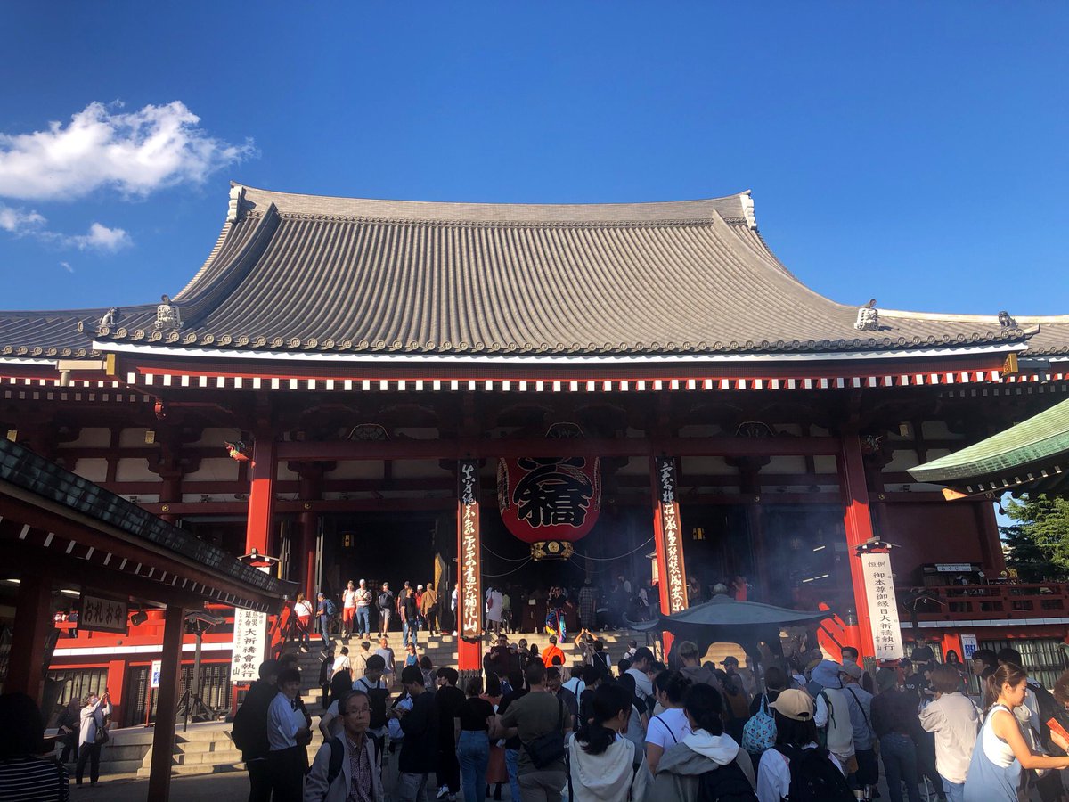 tazae2's tweet photo. 台東区
浅草
いいお天気！

観音様には
たくさんの方々！

海外から観光客のみなさんも
お線香をあげたり
一所懸命お祈りして
います。

同じく
三社様も
お詣りの方々が
それぞれの
祈りを捧げていました。

観光の様子も
買い物だけではなく
日本の内面に触れる
観光に変わってきているようです！ https://t.co/jIVv6As8Ku