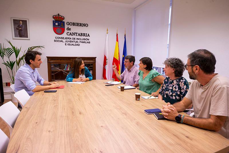 🔴Gómez del Río aboga por visibilizar la cooperación al desarrollo e incentivarla, especialmente entre los jóvenes

✅La consejera ha mantenido un encuentro con representantes de la Coordinadora Cántabra de ONGD

bit.ly/46Vo2Cj