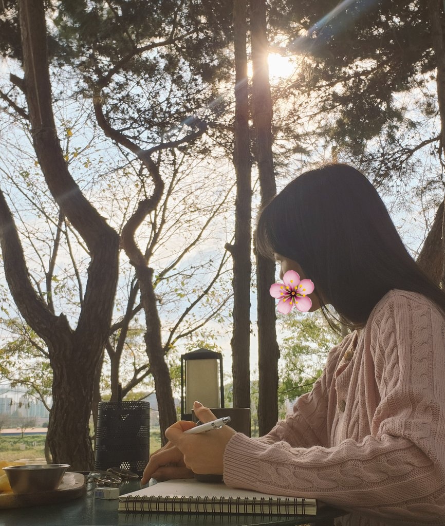 요즘 저는
집을 정리하고
멘탈을 정리하고
내년을 준비하며
소홀했던 일상을 정비하고
가을처럼 선선히 천천히
걷는 중 입니다☺️

올해 남은 시간들은 내년을 위한
충전의 시간을 가질거에요.
손은 계속 사부작✍️
머리는 계획들로 이미 만석이지만?
난 쉬고있다.. 분명 쉬고있어...

#생존신고