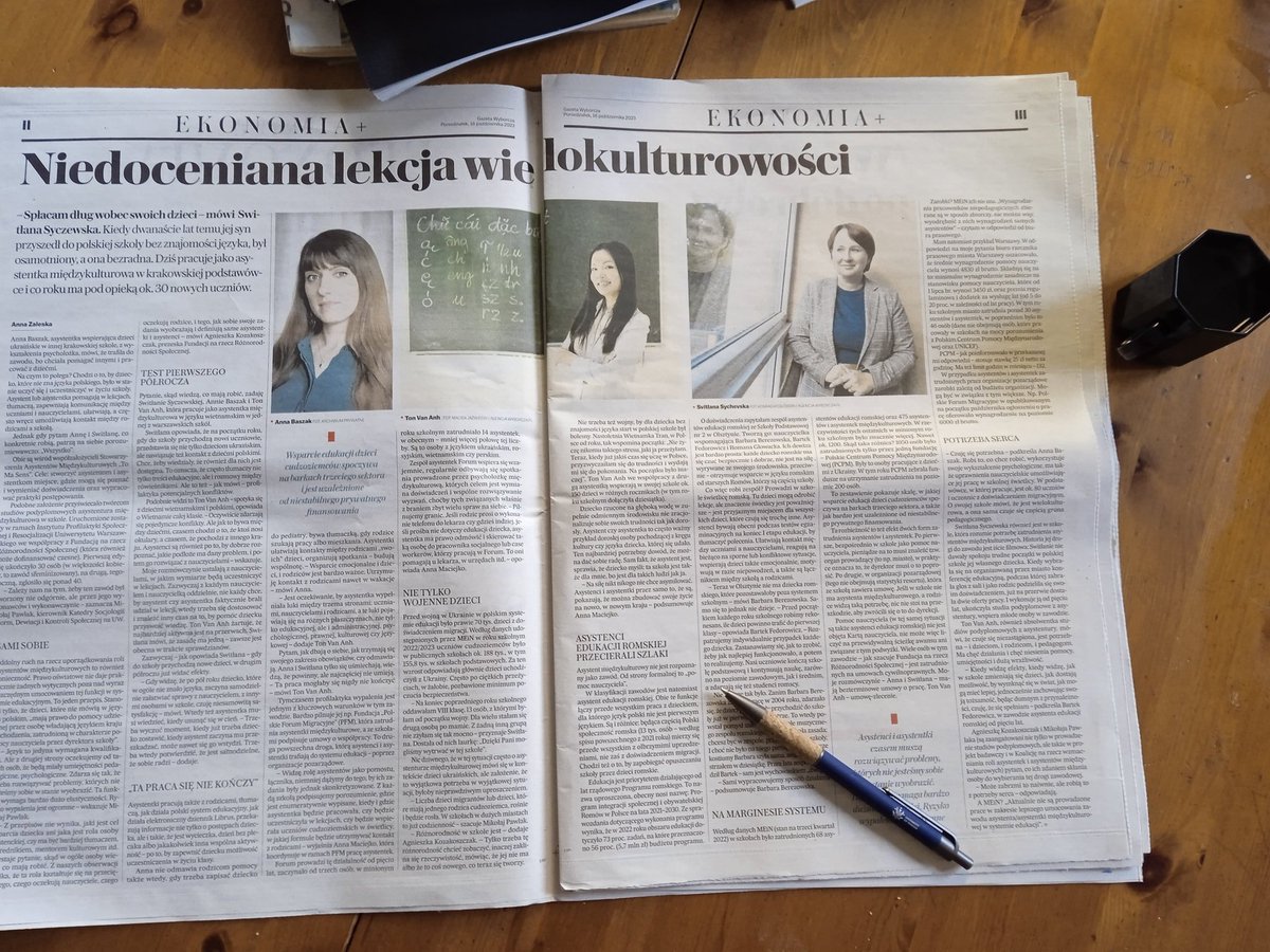 pawlak_mikolaj's tweet photo. Dla osoby, która obejmie resort edukacji w nowym rządzie, trzymam egzemplarz wczorajszej @gazeta_wyborcza z tekstem red. @AnnaZaleska 'Niedoceniana lekcja wielokulturowości' o asystentkach międzykulturowych w szkołach.

To dobry wstęp do tematu, którym trzeba będzie się zająć. https://t.co/7wmnoxJ2mj