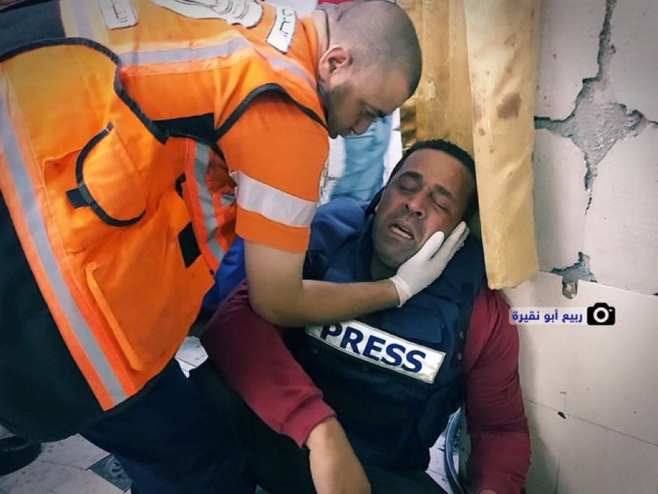 يوم دموي في #غرة.. استهداف المنازل على رؤوس أصحابها حتى المنازل التي لجأوا إليها.. عائلات بكاملها شُطبت من سجل الحياة! يستهدفون المستشفيات يا الله!

صحفي ينهار ويصدم باستهداف عائلته💔
شُلت حتى أقلامنا من هول المشاهد الدموية.. 

يا حكام العرب ادفنوا رؤوسكم في التراب!