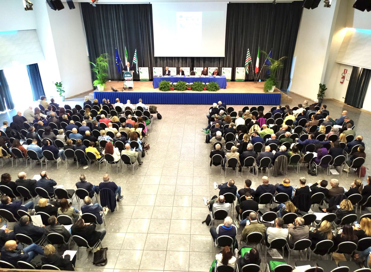 CislNazionale's tweet photo. “Bisogna redistribuire l’extragettito Iva, estendere il contributo di solidarietà ai settori con profitti altissimi, incrementare il prelievo sulle grandi rendite. Ogni euro recuperato va destinato a sostenere i redditi delle fasce medio basse da lavoro e pensioni #LuigiSbarra https://t.co/N0FGCJJEu6
