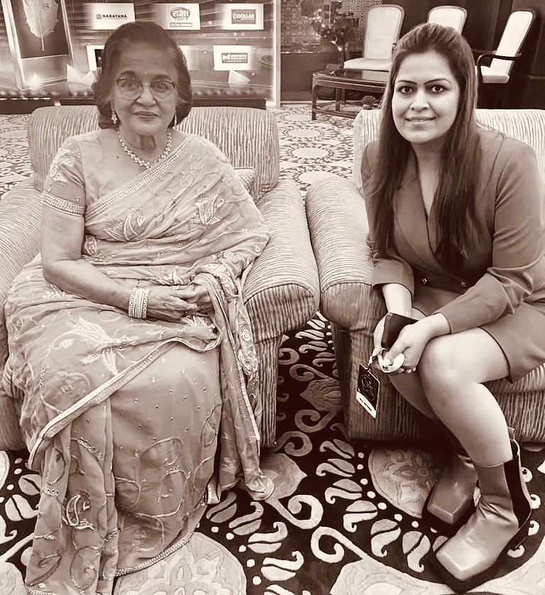It was surreal feeling when I met the OG diva - Asha Parekh ji. We discussed so many things and I totally loved it🙏❤️

#aasthamandiratta #ashaparekh #actress #hindifilmindustry #filmactress #india