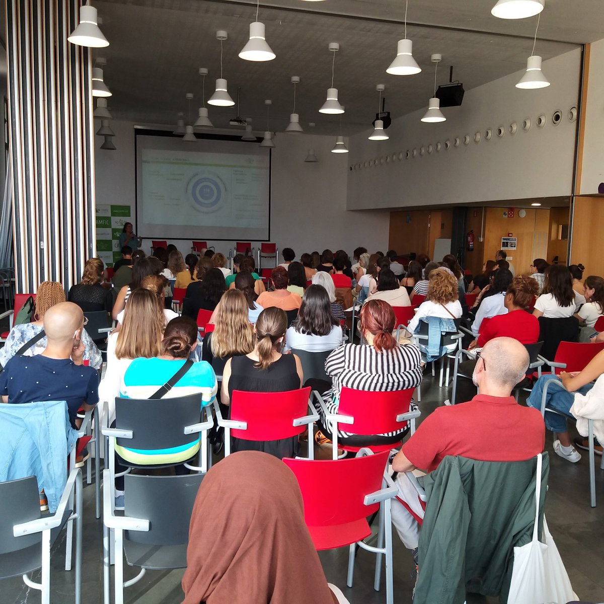 tradopcamfic's tweet photo. Participació activa d'assistents en els debats un cop acabades les presentacions i darrera tota la "maquinaria" #TraDoPCAMFiC a ple rendimient #IIJornadaDolorCAMFiC #diamundialdeldolor #worldpainday https://t.co/OmPkaPhFHU