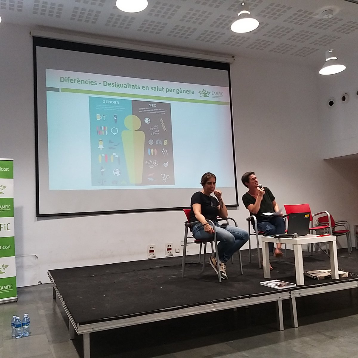 tradopcamfic's tweet photo. Participació activa d'assistents en els debats un cop acabades les presentacions i darrera tota la "maquinaria" #TraDoPCAMFiC a ple rendimient #IIJornadaDolorCAMFiC #diamundialdeldolor #worldpainday https://t.co/OmPkaPhFHU
