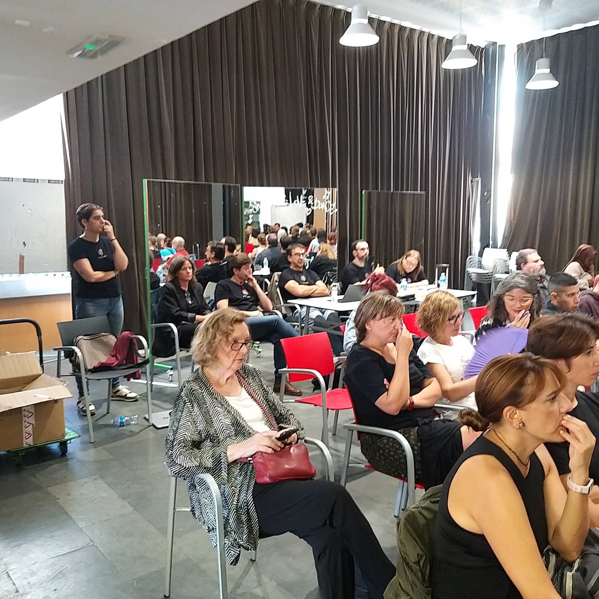 tradopcamfic's tweet photo. Participació activa d'assistents en els debats un cop acabades les presentacions i darrera tota la "maquinaria" #TraDoPCAMFiC a ple rendimient #IIJornadaDolorCAMFiC #diamundialdeldolor #worldpainday https://t.co/OmPkaPhFHU