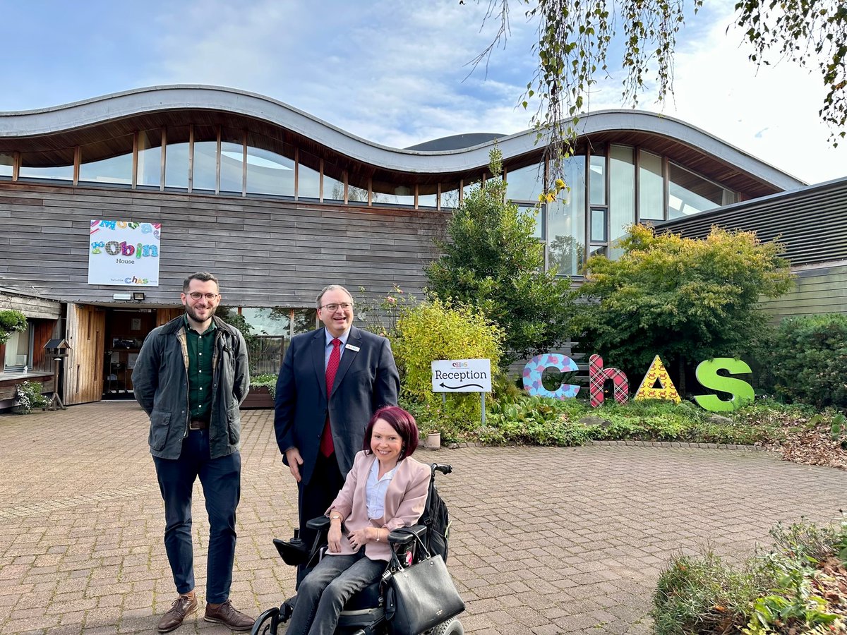 It was so lovely to welcome @GlasgowPam & @PaulJSweeney to Robin House yesterday. Our CEO @ramiokasha gave a tour of the facilities and the MSPs got to meet with staff, families, and, volunteers. Thank you Pam and Paul for your visit, we so very much appreciate your support! 💛